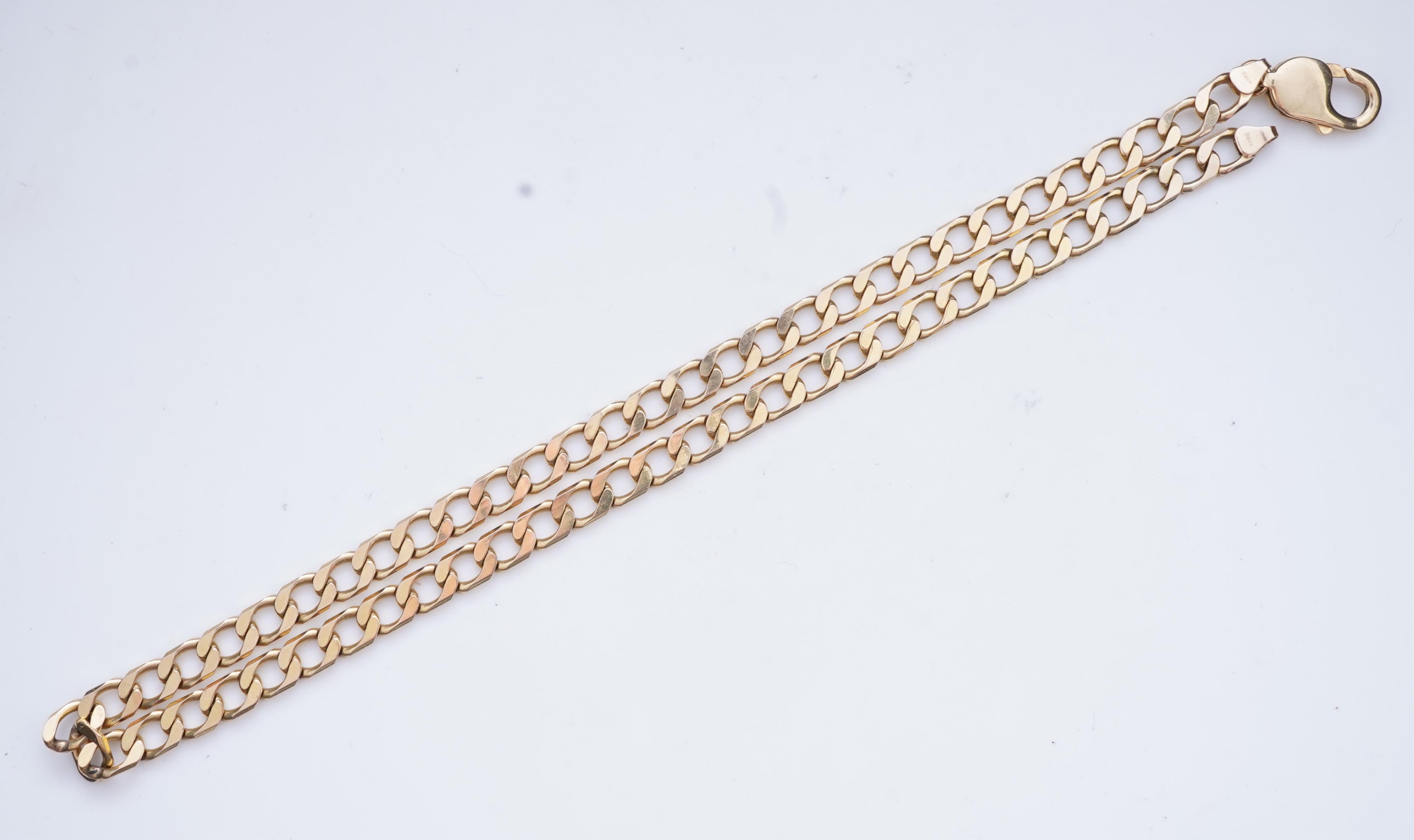 A gold chain necklace